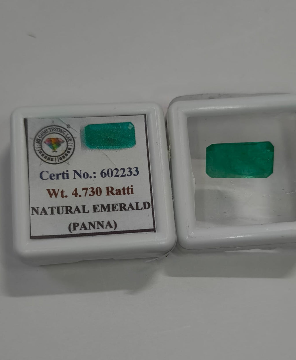 Natural Panna (Emerald) 4.73 Ratti (4.30 Carat) Certified Green Emerald Gemstone | Original Natural Emerald for Ring & Pendant | Astrological Gem