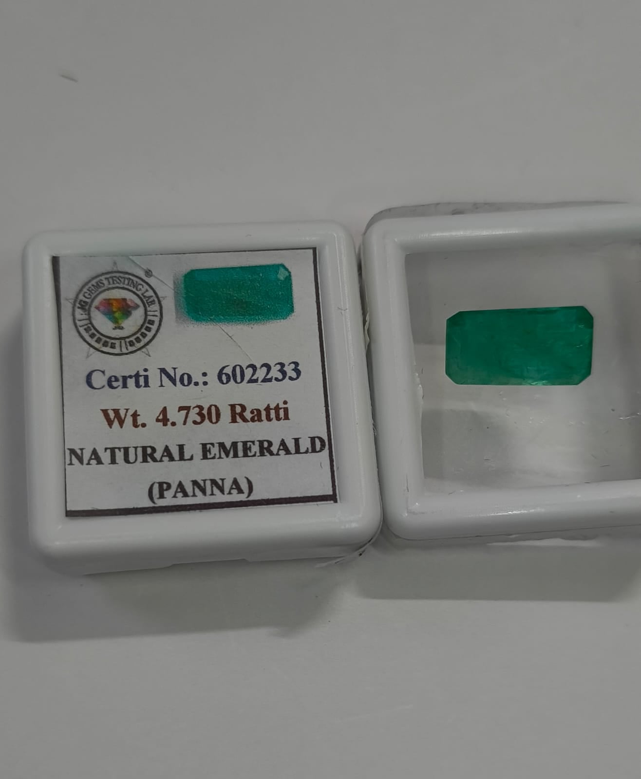 Natural Panna (Emerald) 4.73 Ratti (4.30 Carat) Certified Green Emerald Gemstone | Original Natural Emerald for Ring & Pendant | Astrological Gem